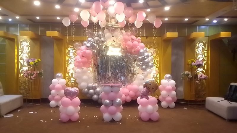 Pink and silver balloon ring with shimmer wall and balloon columns on a banquet hall stage – Events In Sialkot