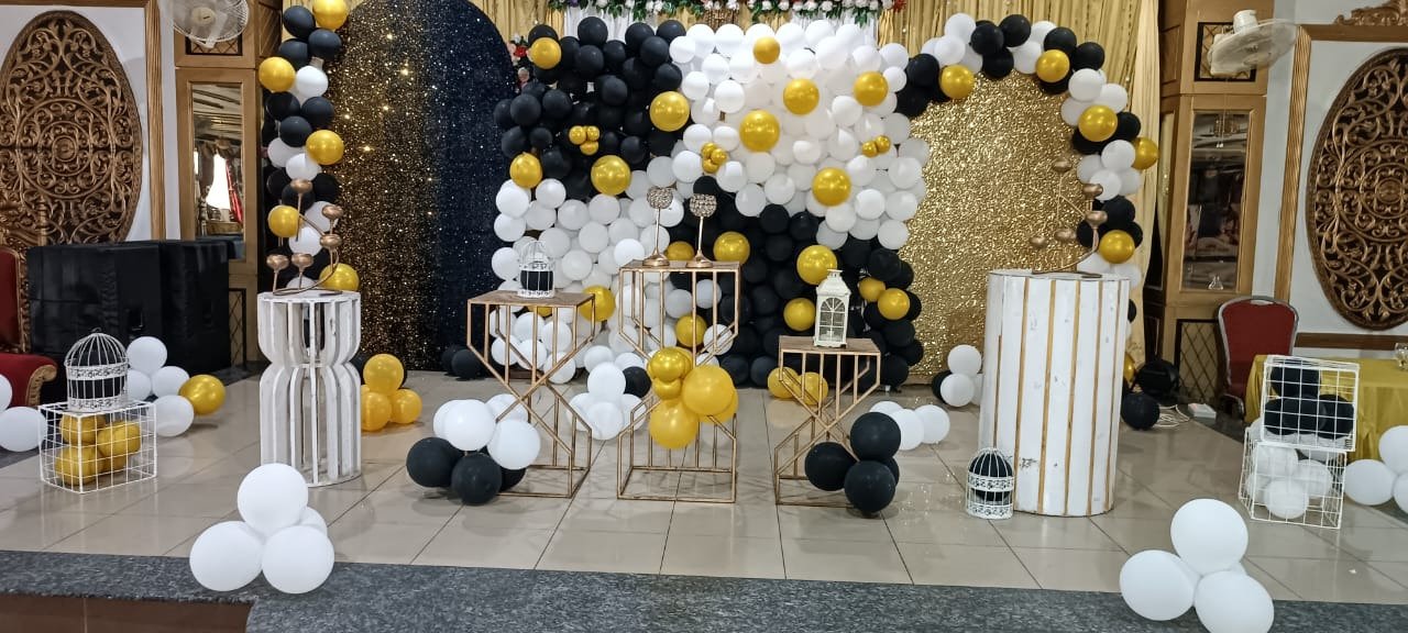 White and gold birthday balloon decoration in Sialkot – Events In Sialkot