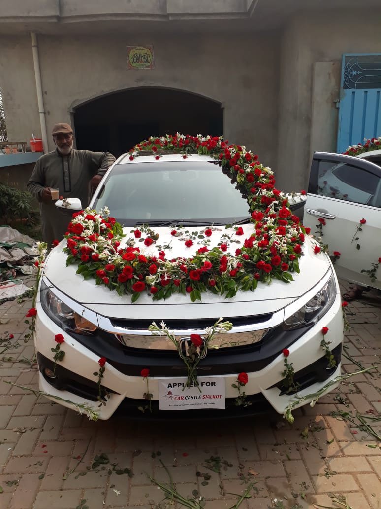 White and maroon wedding car flower decoration in Sialkot – Events In Sialkot