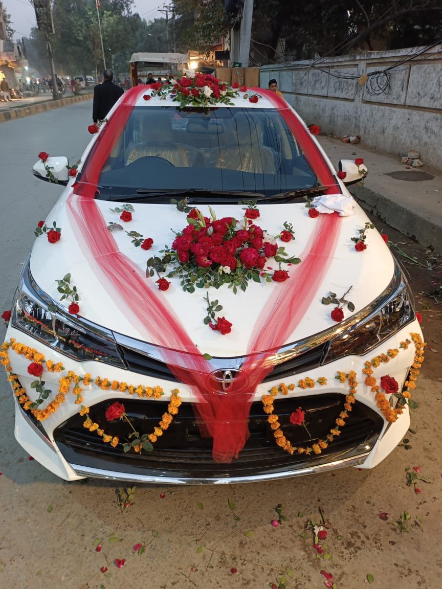 White and red wedding car flower decoration in Sialkot – Events In Sialkot