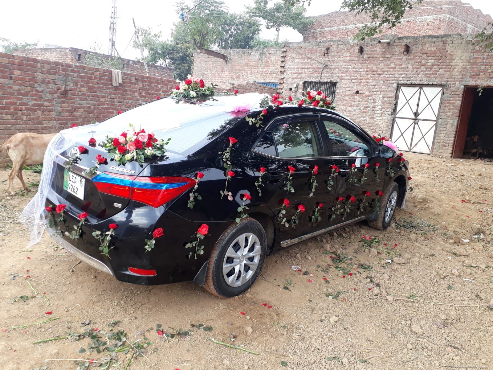 White wedding car flower decoration in Sialkot – Events In Sialkot