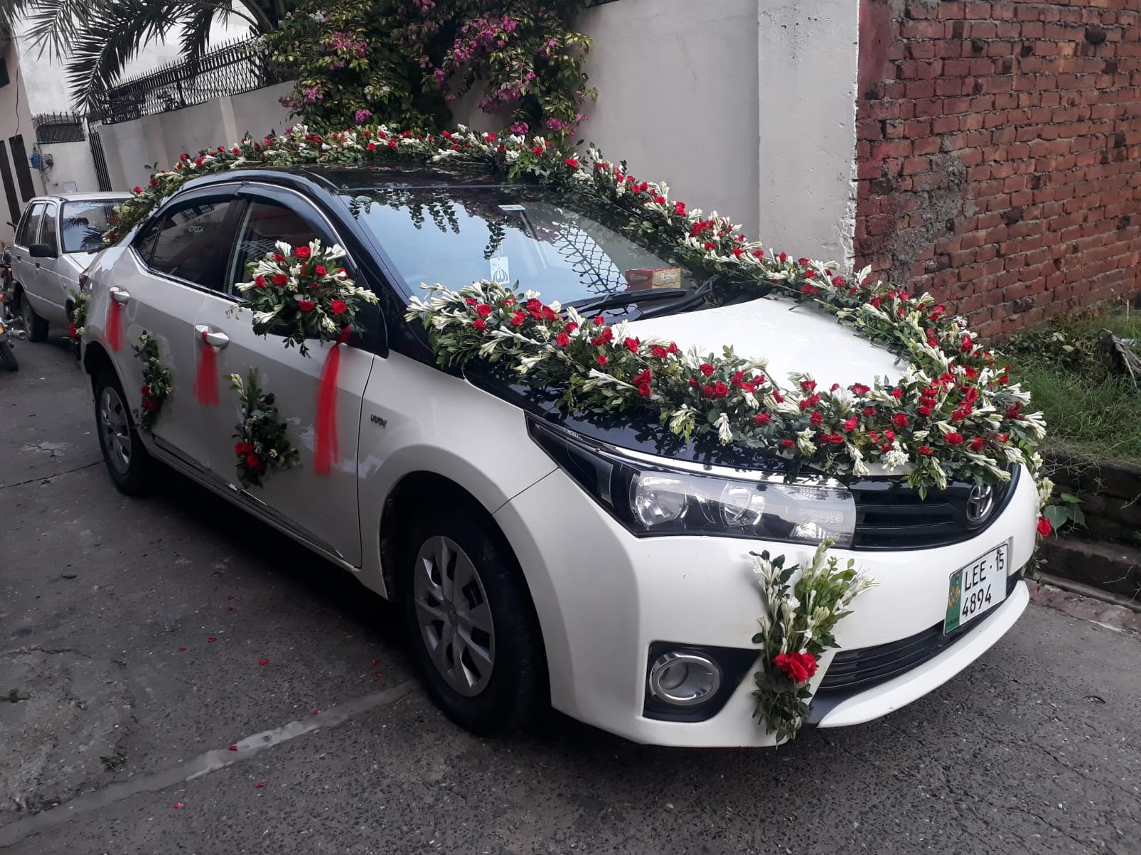 White and maroon wedding car flower decoration in Sialkot – Events In Sialkot
