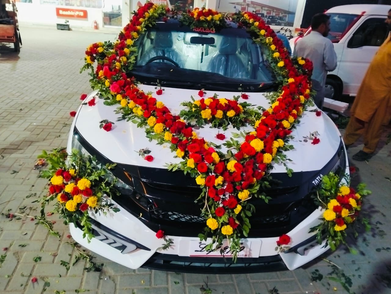 White and red wedding car flower decoration in Sialkot – Events In Sialkot