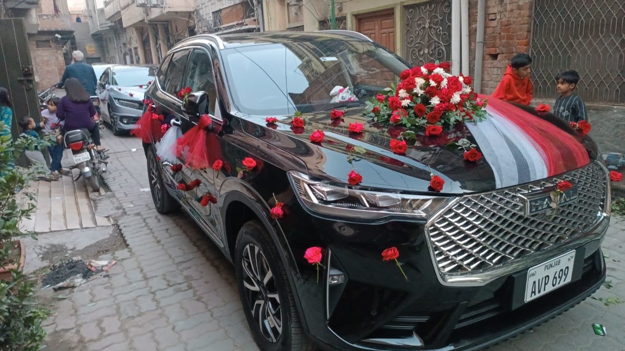 Red and maroon wedding car flower decoration in Sialkot – Events In Sialkot