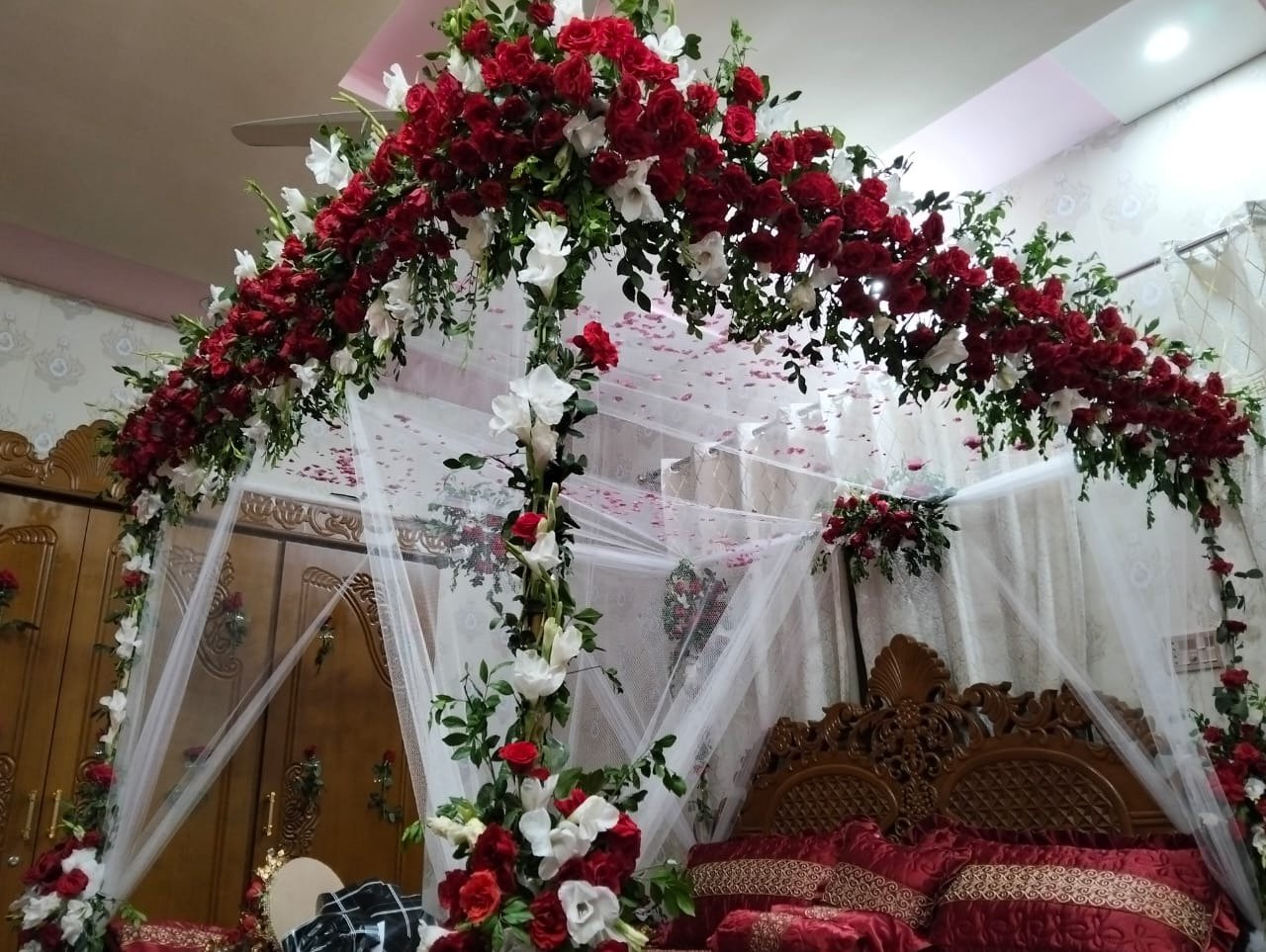 White and maroon bridal room flower canopy in Sialkot – Events In Sialkot