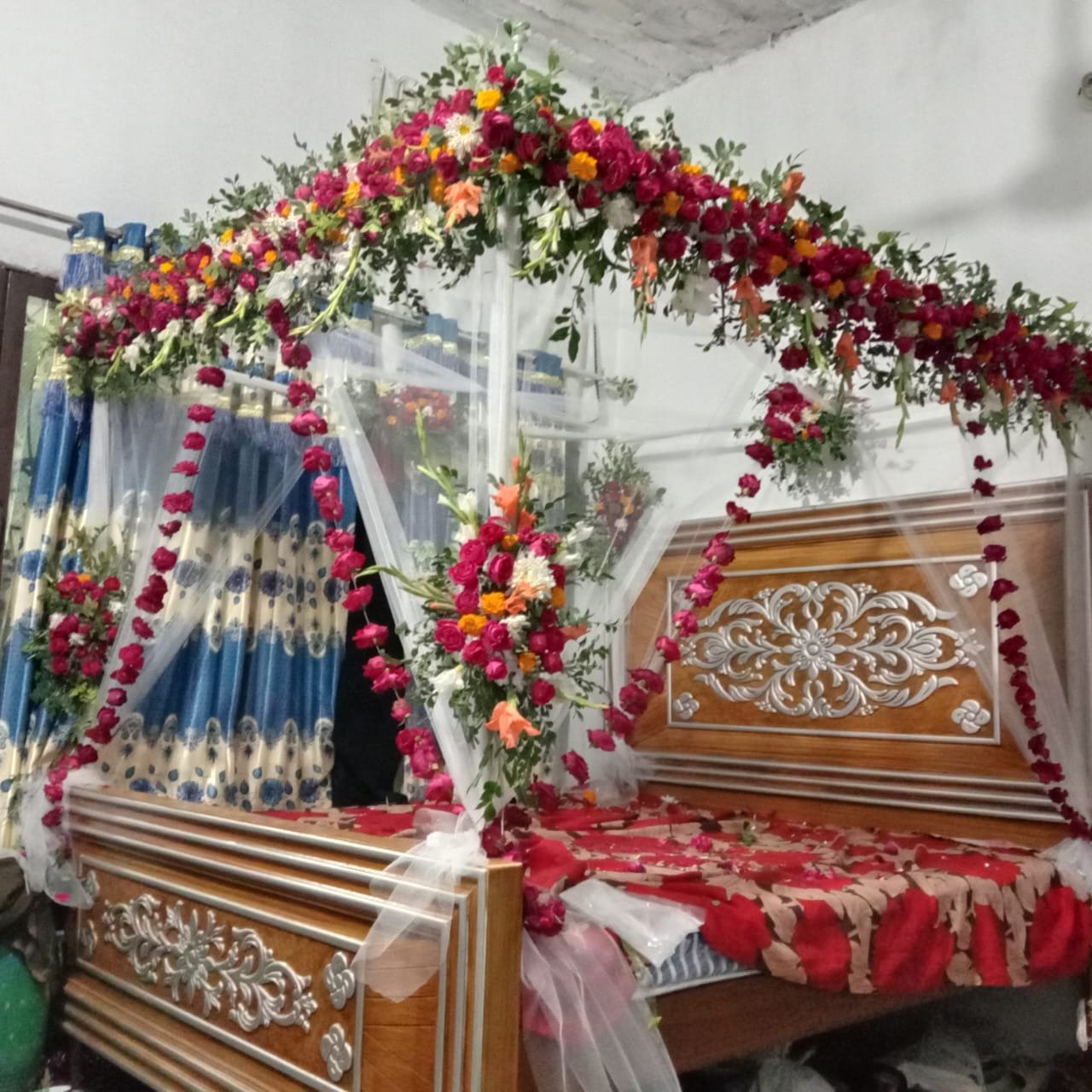 White and maroon bridal room flower canopy in Sialkot – Events In Sialkot