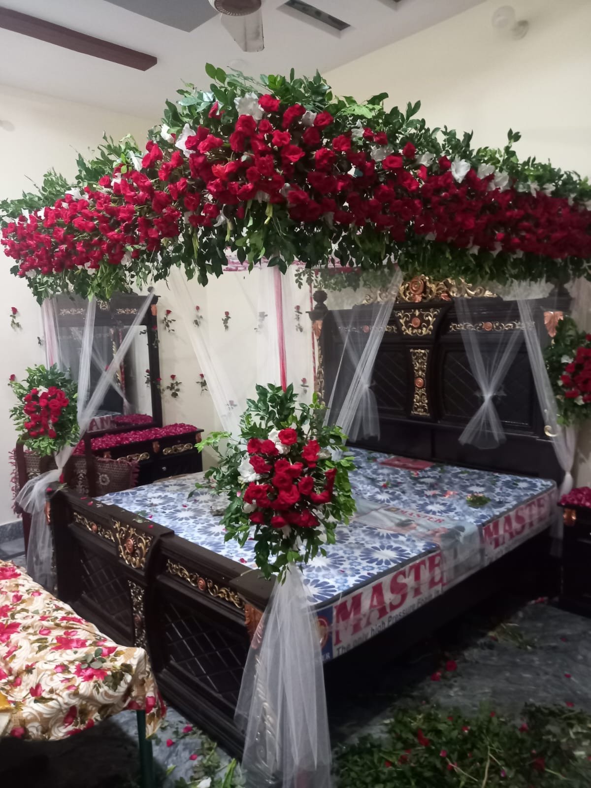 White and maroon bridal room flower canopy in Sialkot – Events In Sialkot