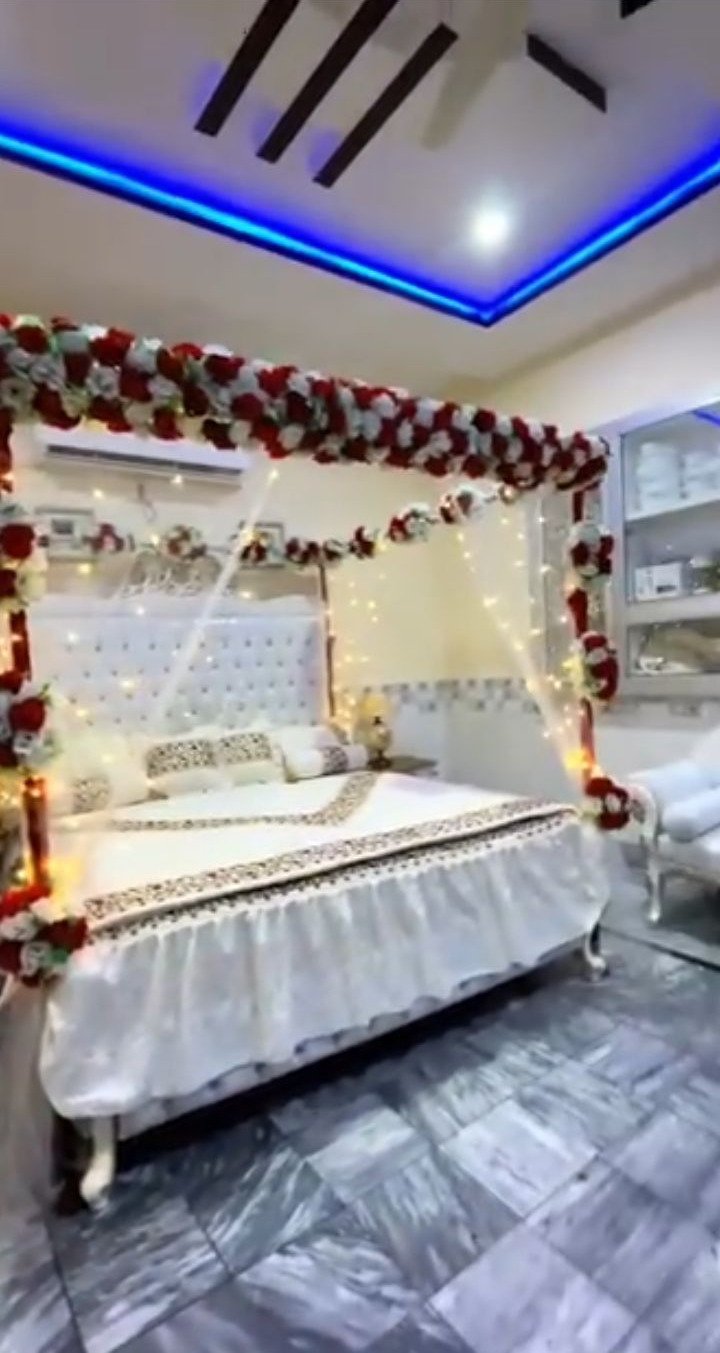 White and blue bridal room flower canopy in Sialkot – Events In Sialkot