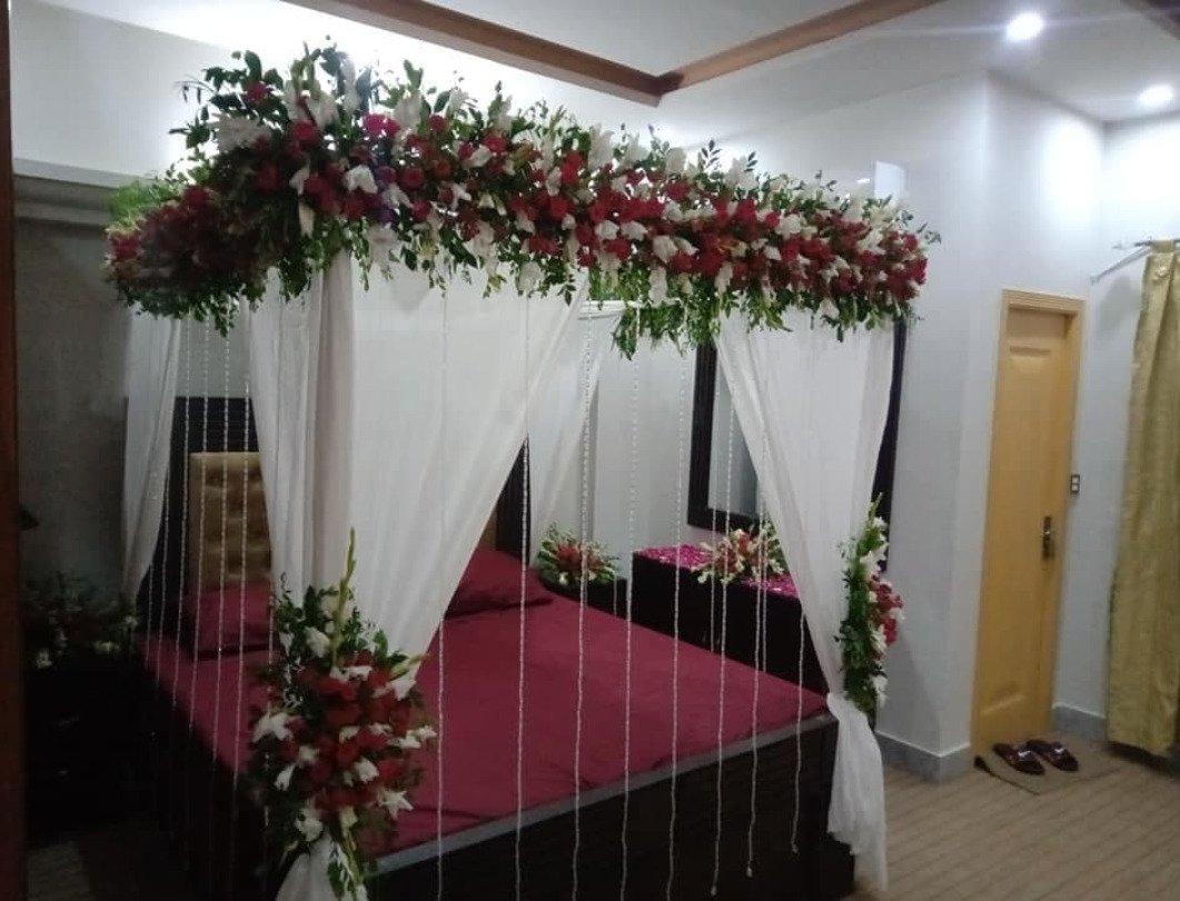 White and maroon bridal room flower canopy in Sialkot – Events In Sialkot